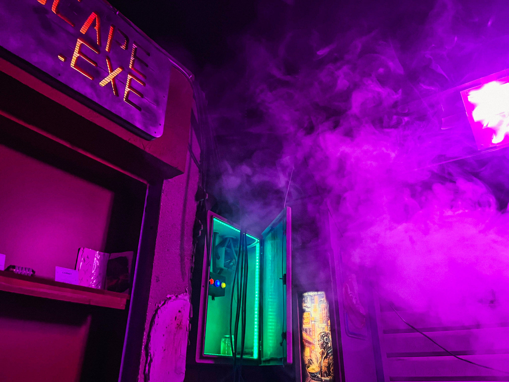 Décor cyberpunk aux néons, escape game futuriste N.E.O.N.